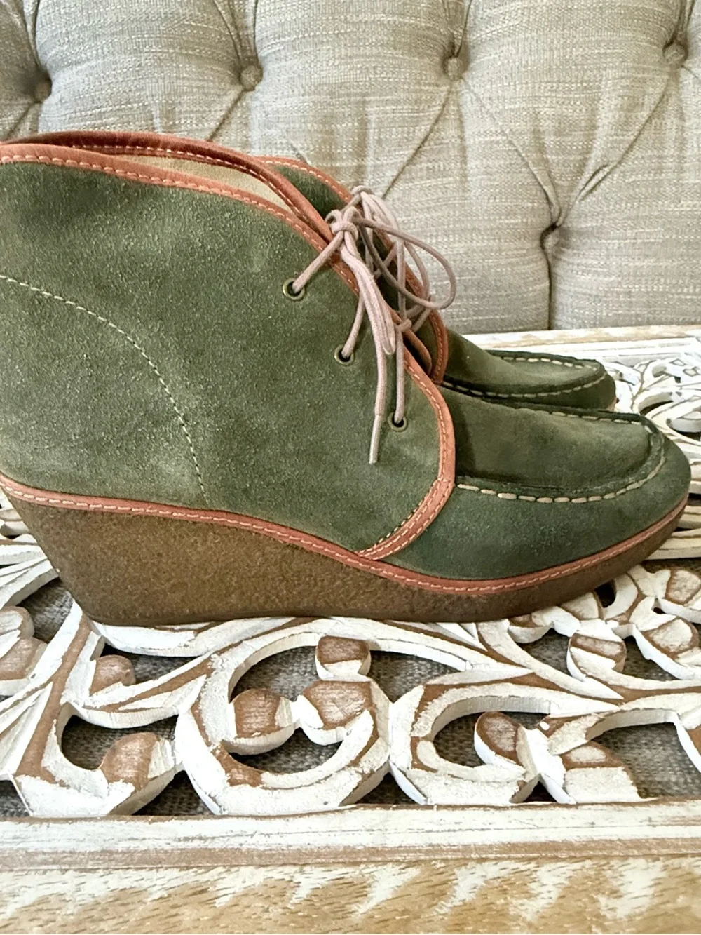 OluKai Olive Green Suede Wedge Ankle Booties Tan Trim Women’s 10